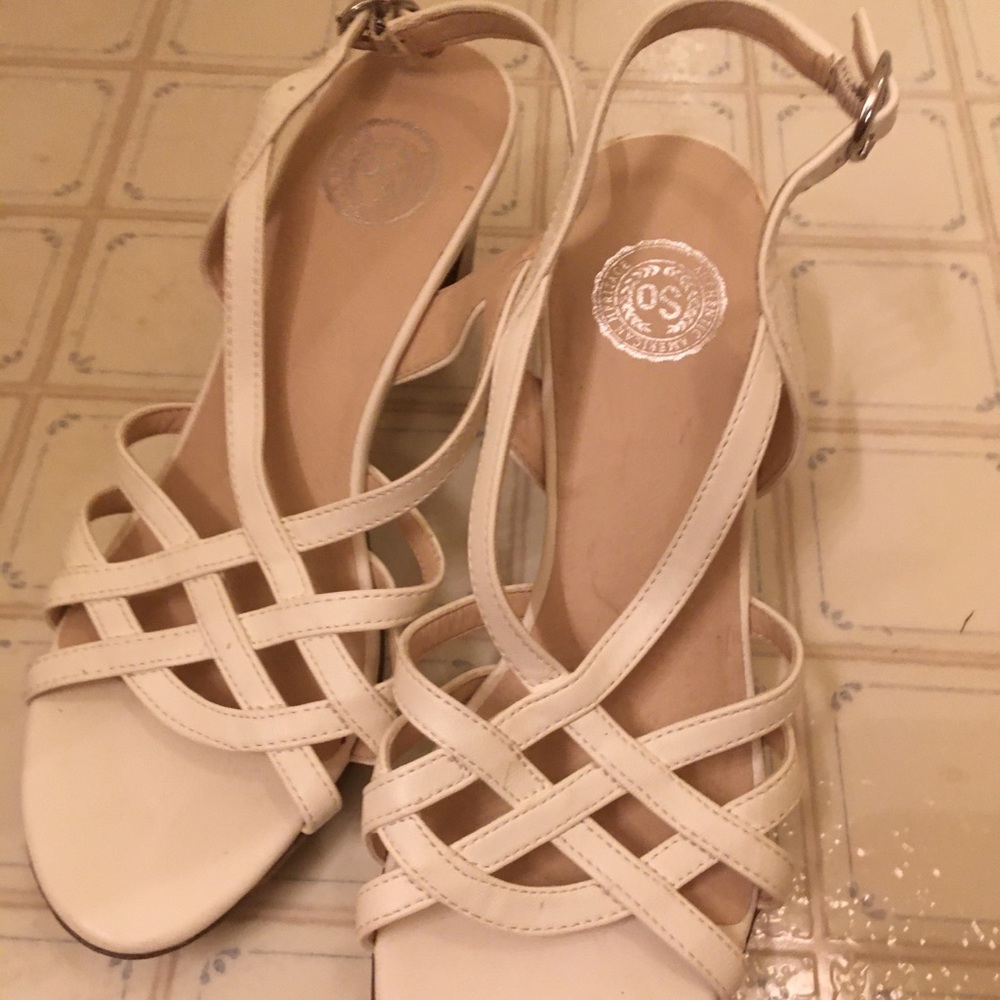 White open toed heel. Size 7 1/2